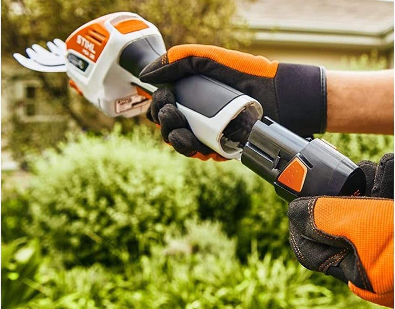 Des ciseaux à arbustes sans fil de la marque Stihl.