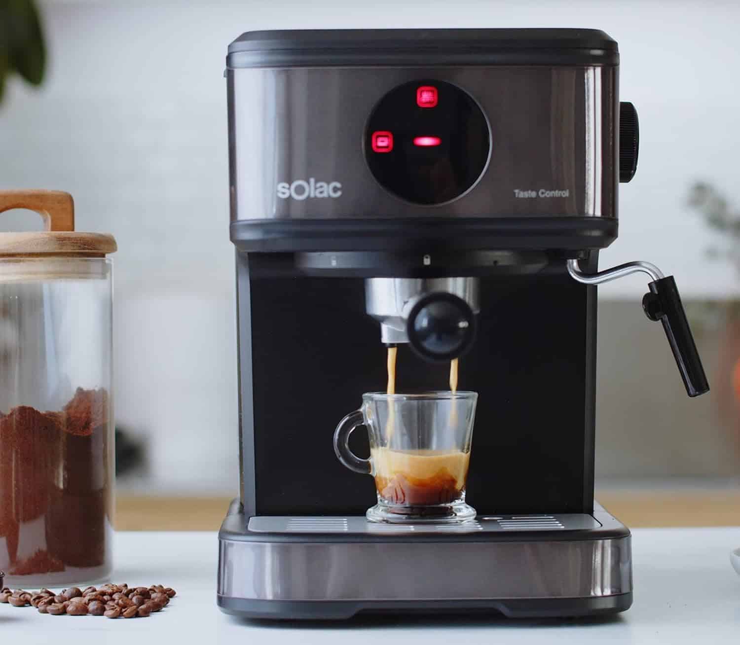 Une cafetière expresso de la marque Solac.