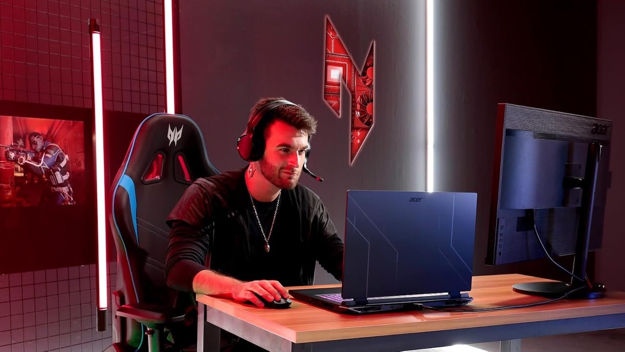 Un homme en train de jouer à un jeu vidéo sur un ordinateur Acer.