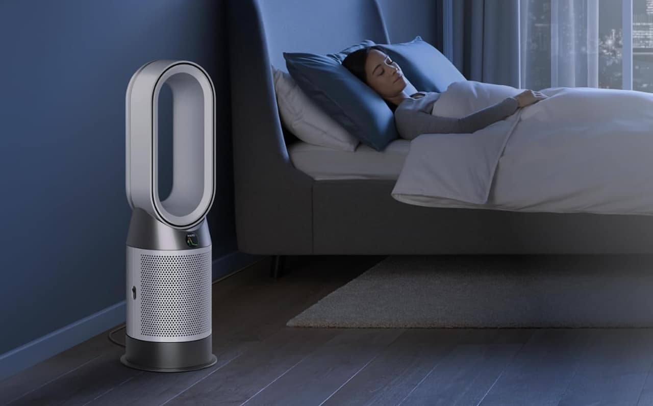 Un purificateur d'air de la marque Dyson dans une pièce à coucher.