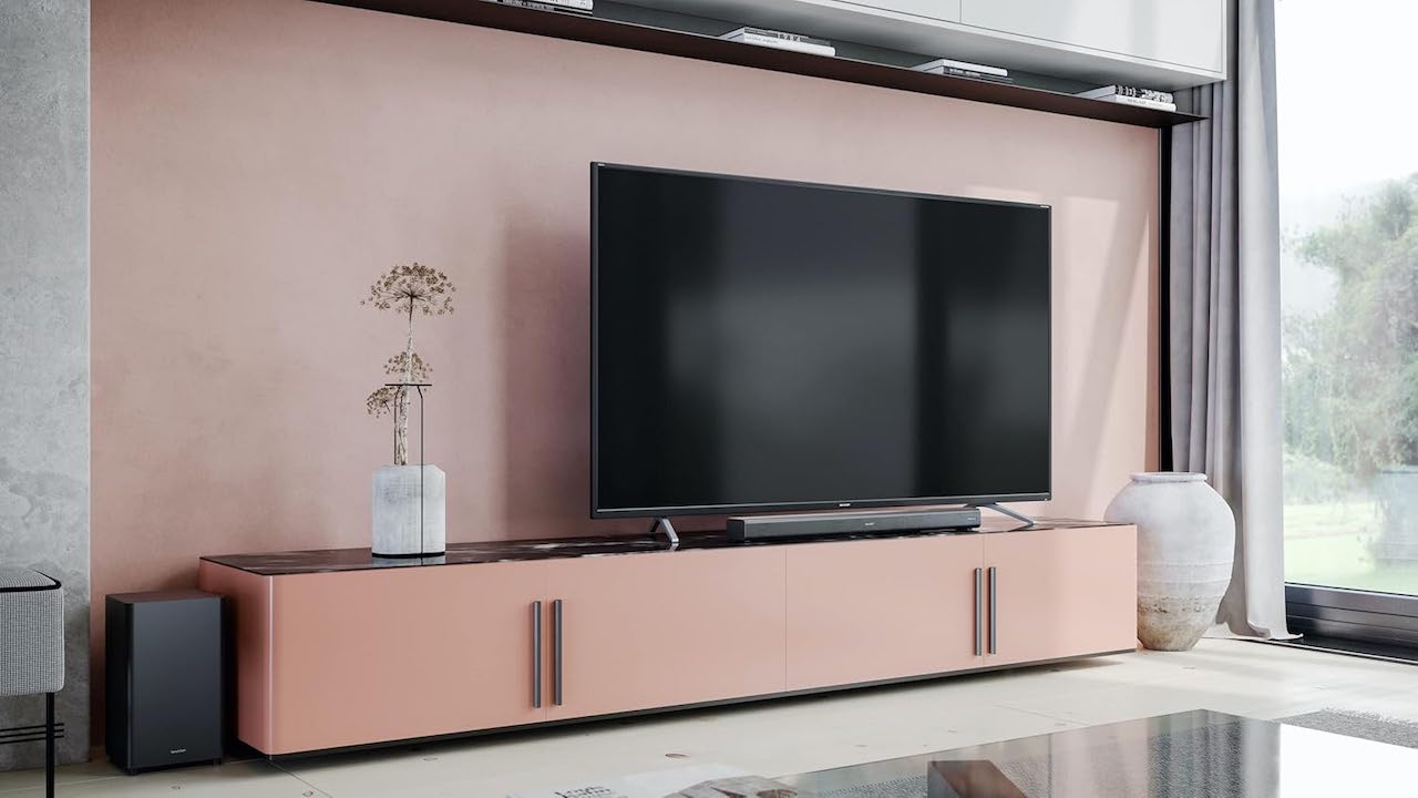 Un téléviseur de la marque Sharp dans un salon moderne.