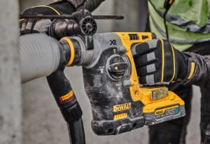 Un perforateur burineur de la marque DeWalt.