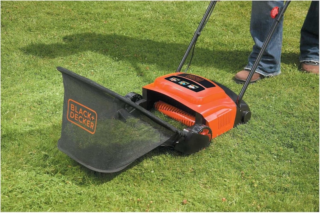 Une tondeuse à gazon de la marque Black+Decker.