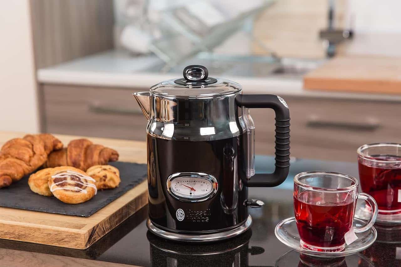 Une bouilloire électrique de la marque Russell Hobbs.