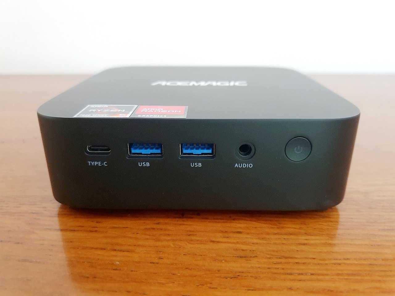 Gros plan sur la connectique de la face avant du mini PC Acemagic Kron K1