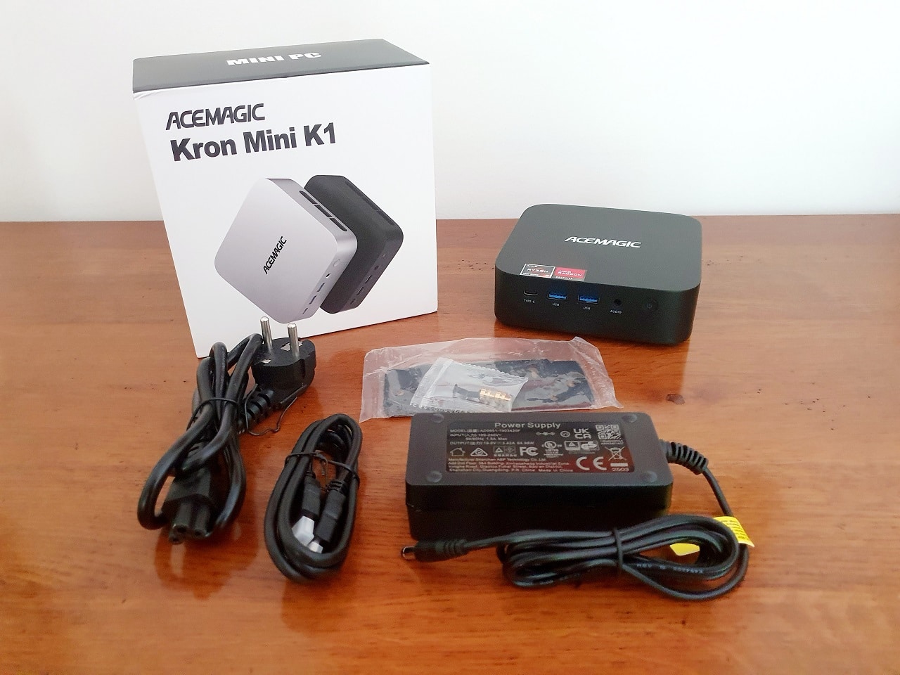 Le contenu de la boite du muni PC Acemagic Mini K1