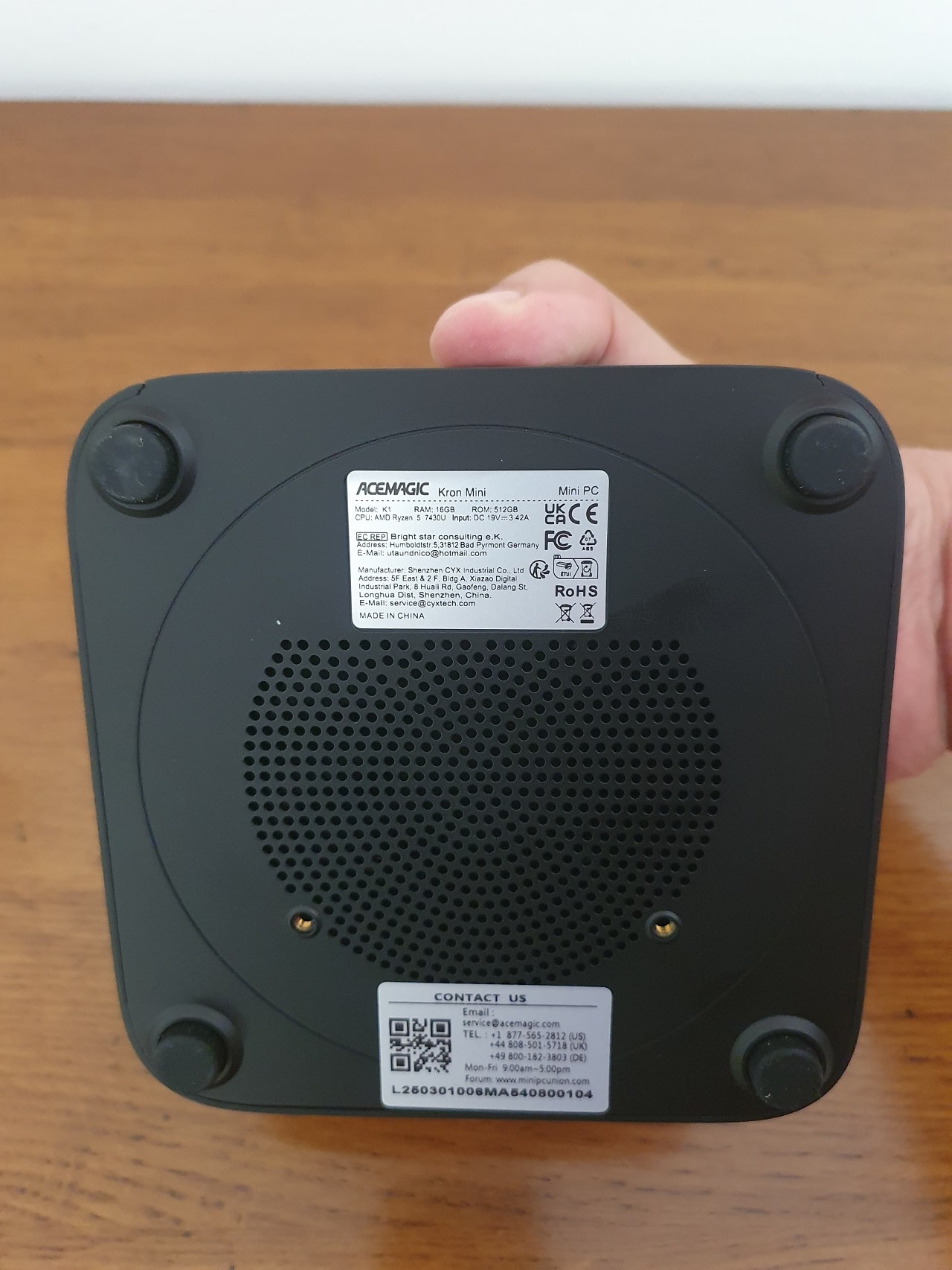 Le dessous du Mini PC Acemagic Mini K1 montrant le ventilateur 