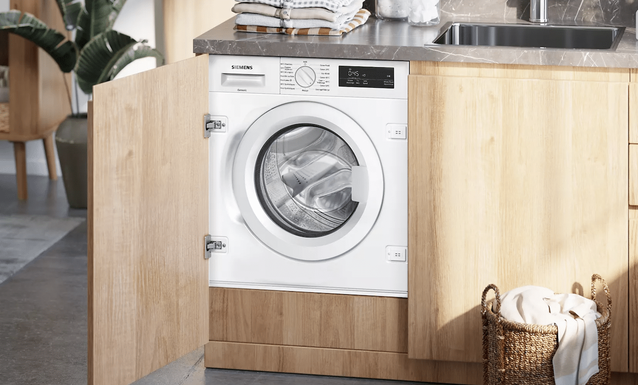Un lave-linge encastrable de la marque Siemens.