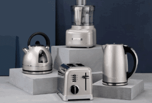 Des appareils du petit électroménager de la marque Cuisinart : deux, bouilloires, un grille-pain, un robot de cuisine.
