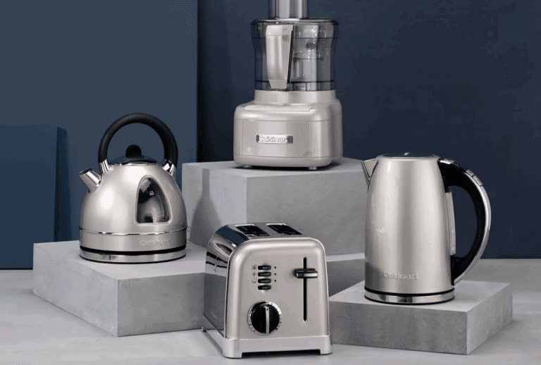 Des appareils du petit électroménager de la marque Cuisinart : deux, bouilloires, un grille-pain, un robot de cuisine.