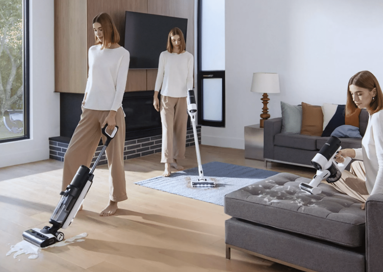 Une femme qui utilise plusieurs modèles d'aspirateurs de chez Tineco dans son salon.