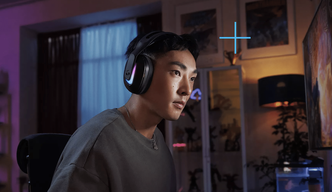 Un homme portant un casque audio de la marque Logitech pour jouer à un jeu vidéo.