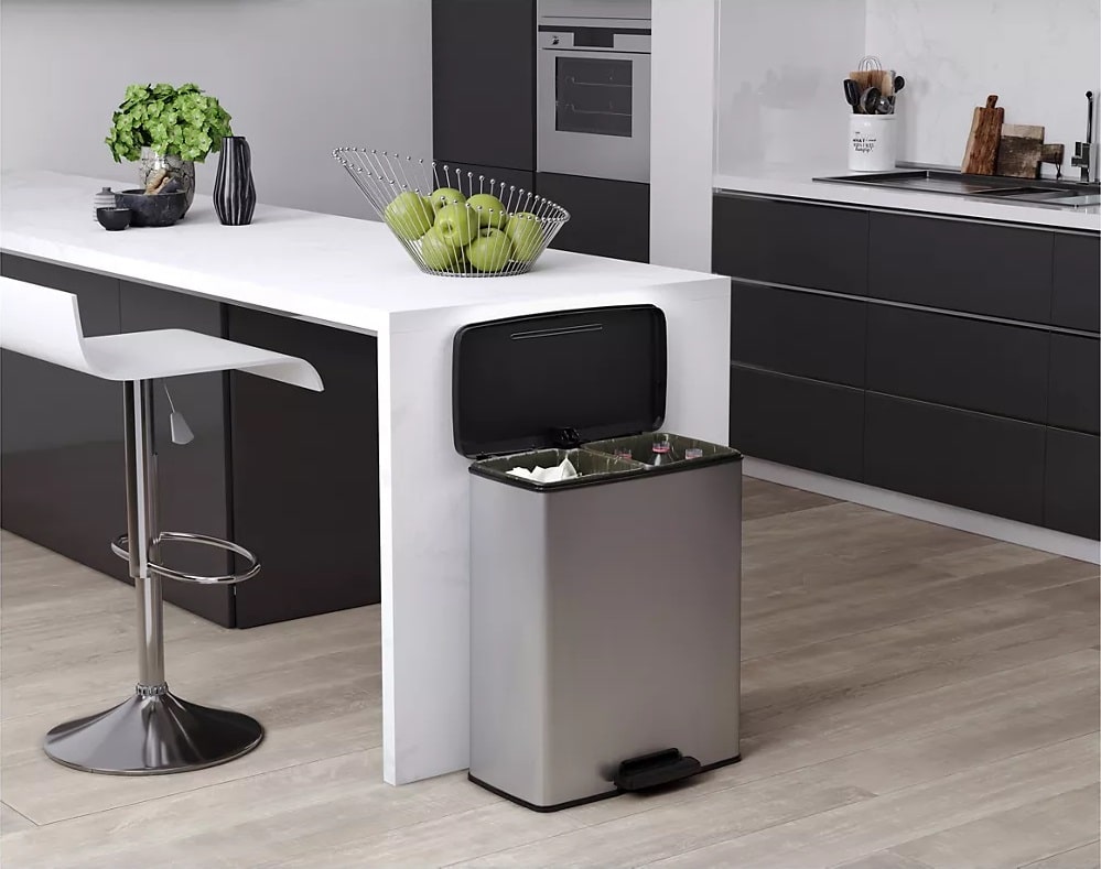 Une cuisine moderne blanche et noire dans laquelle est installé une poubelle de tri sélectif