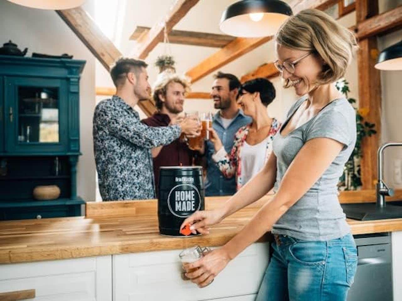 Une femme qui utilise un kit de brassage de bière.
