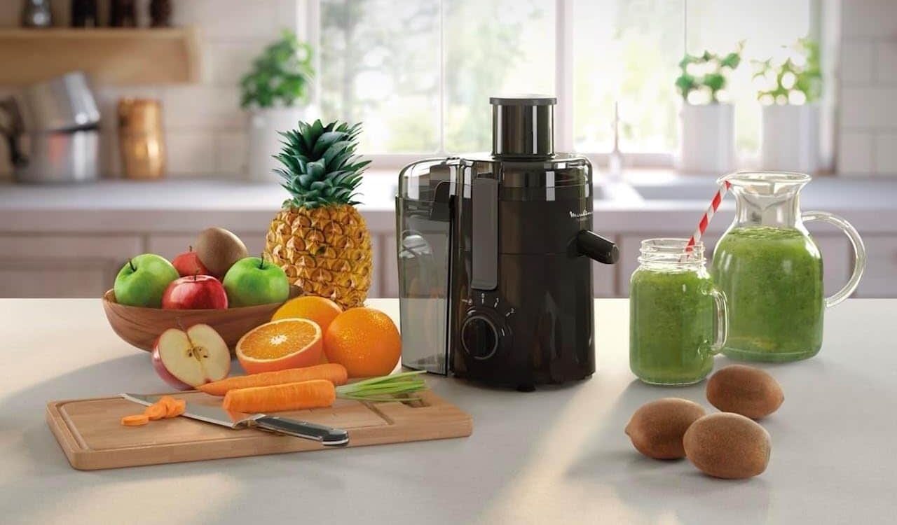 Une centrifugeuse dans une cuisine moderne.