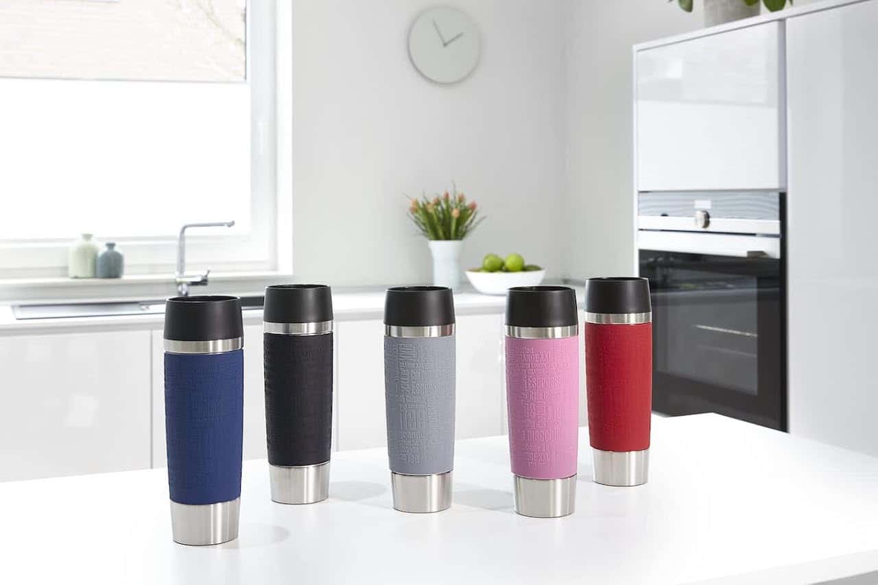 Plusieurs mugs isothermes sur une table de cuisine.