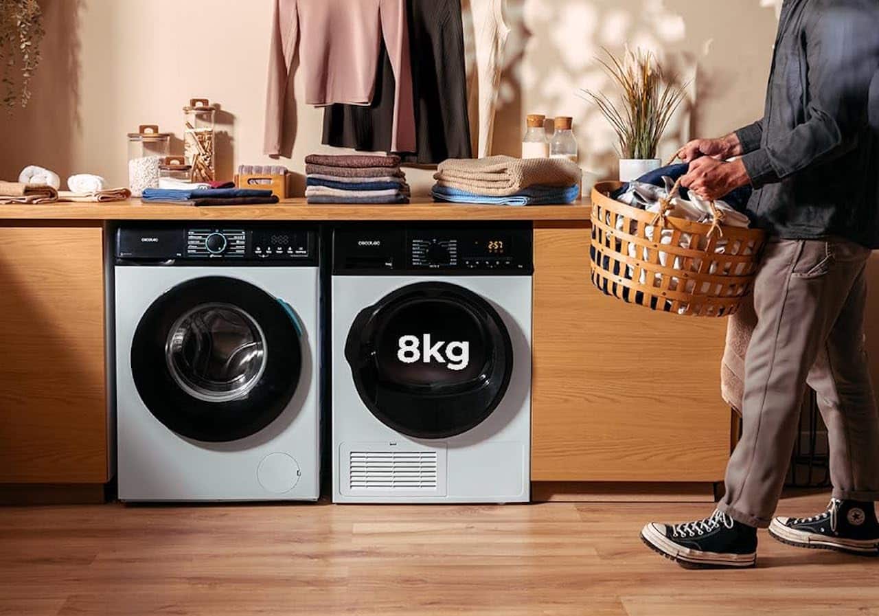 Une buanderie avec un sèche-linge à condensation.