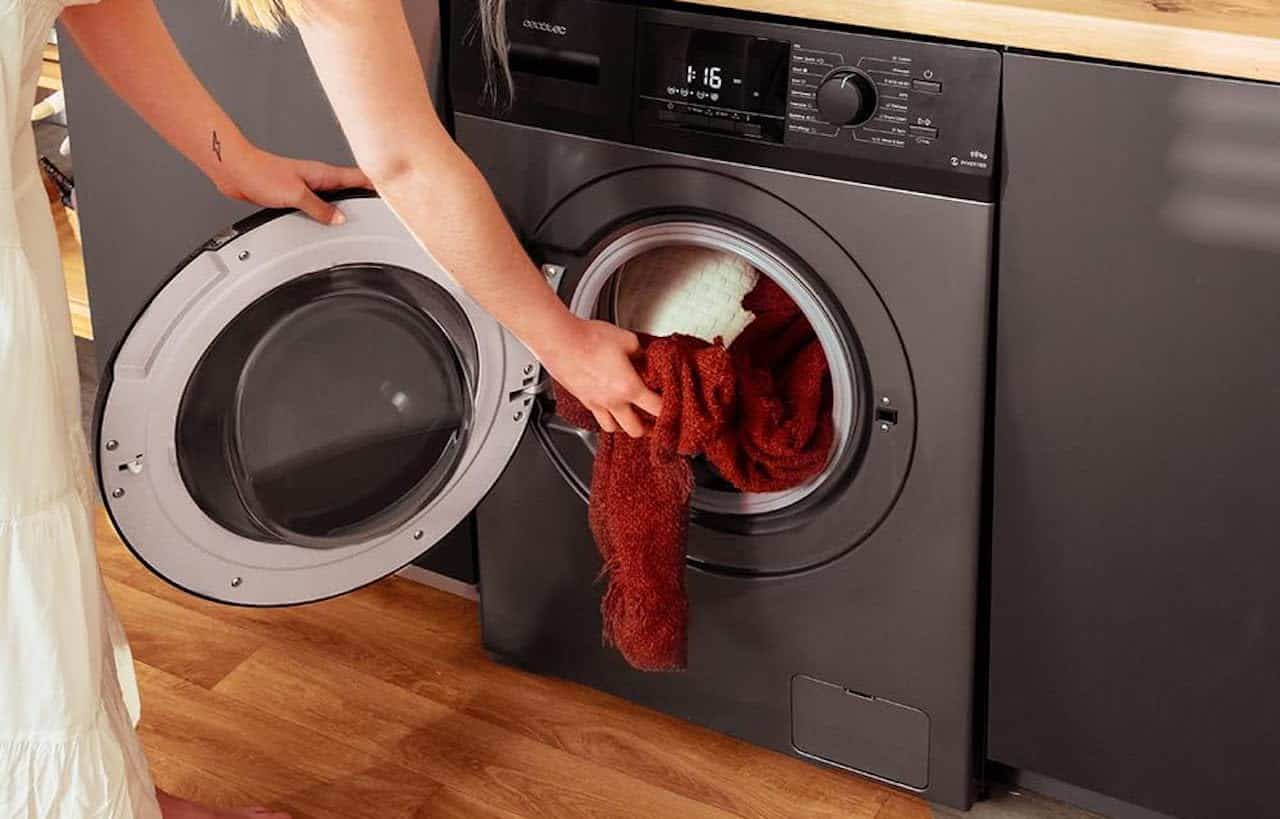 Un lave-linge hublot de la marque Cecotec.