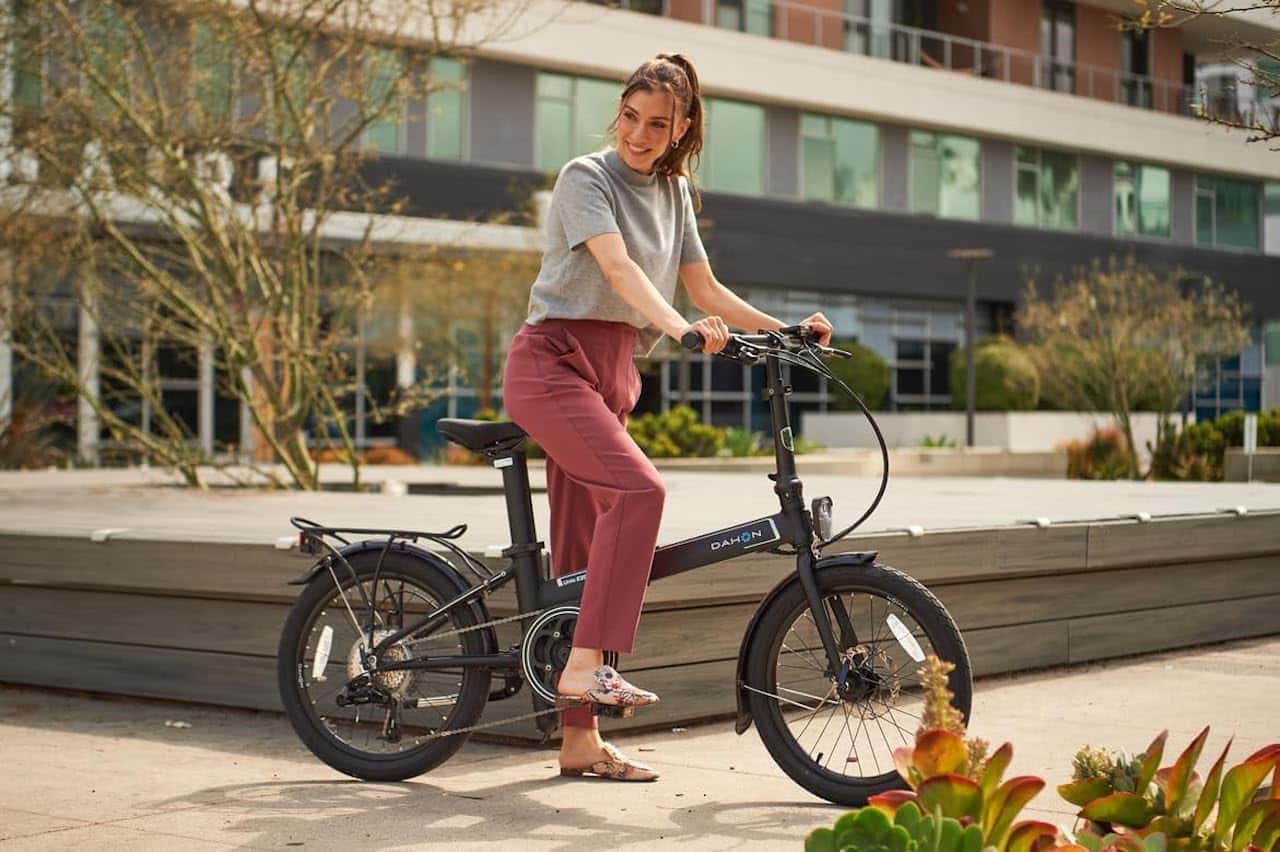 Une femme sur un vélo électrique pliant.