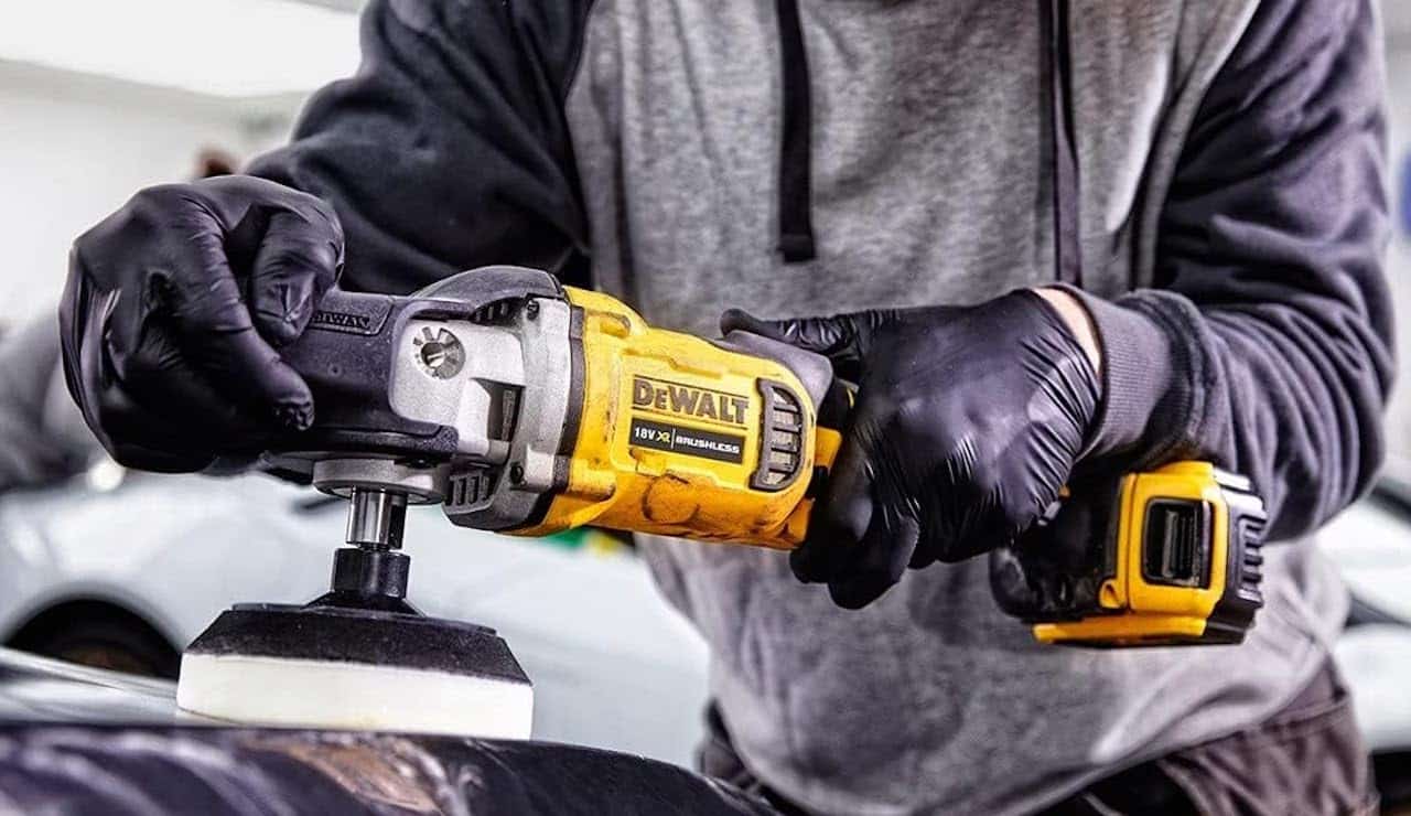 Un homme qui utilise une polisseuse de la marque DeWalt.