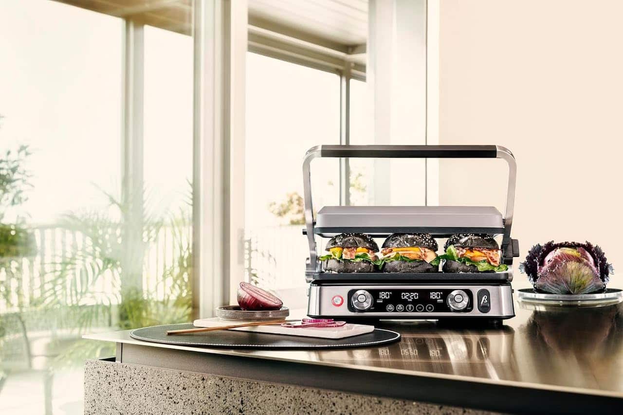 Une machine à panini dans une cuisine moderne.