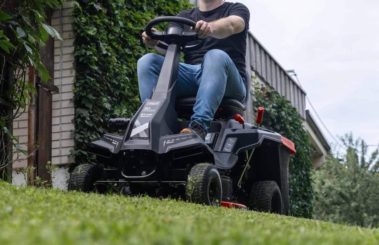 Un homme qui utilise un tracteur-tondeuse.