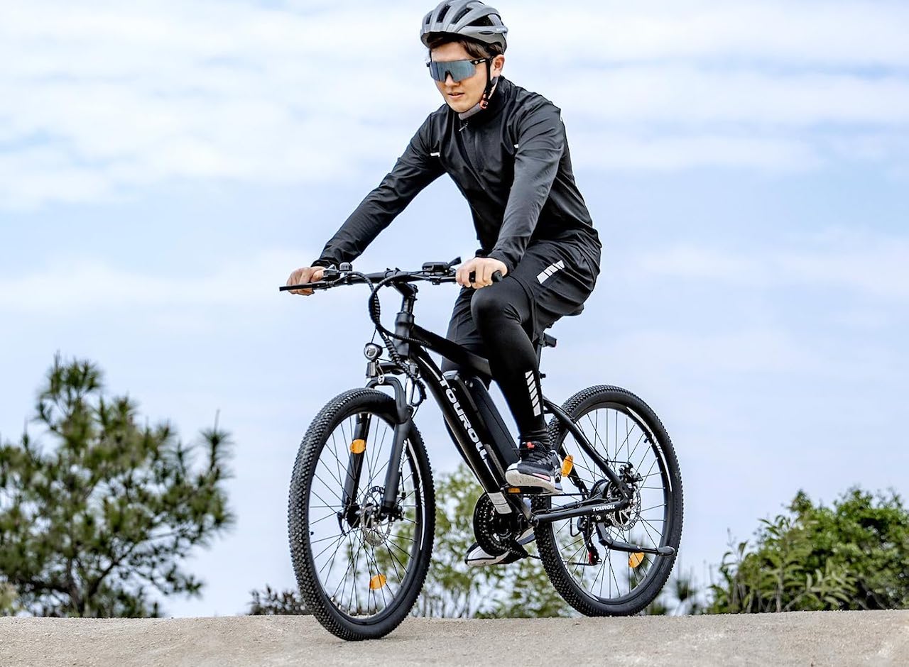 Un homme qui roule en VTT électrique.
