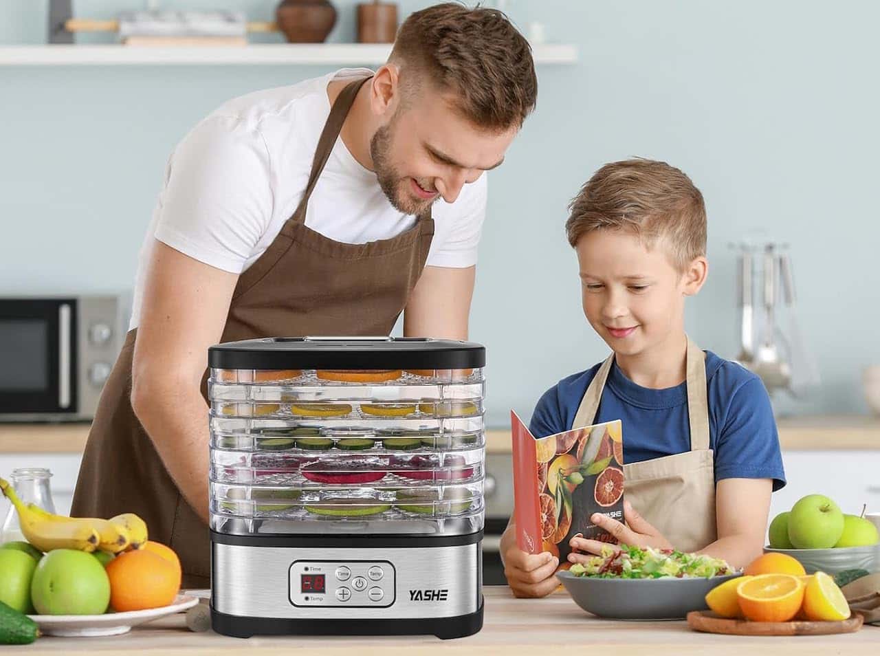 Un père et son fils qui utilisent un déshydrateur alimentaire.