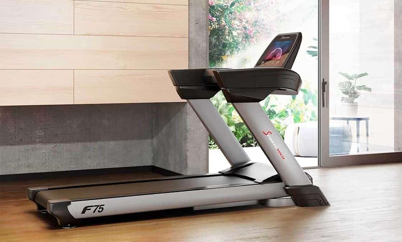 Un tapis de course dans un domicile moderne.