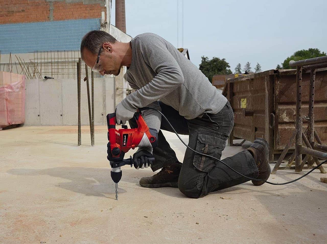 Un homme qui utilise un perforateur.