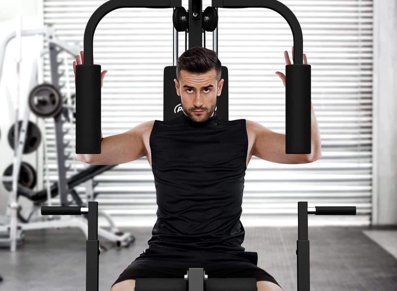 Un homme qui utilise une station de musculation.