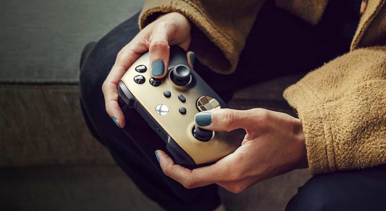 Une personne qui joue avec une manette Xbox.