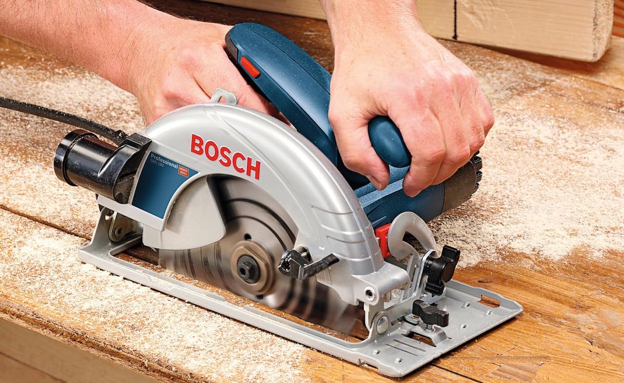 Une scie circulaire de la marque Bosch.