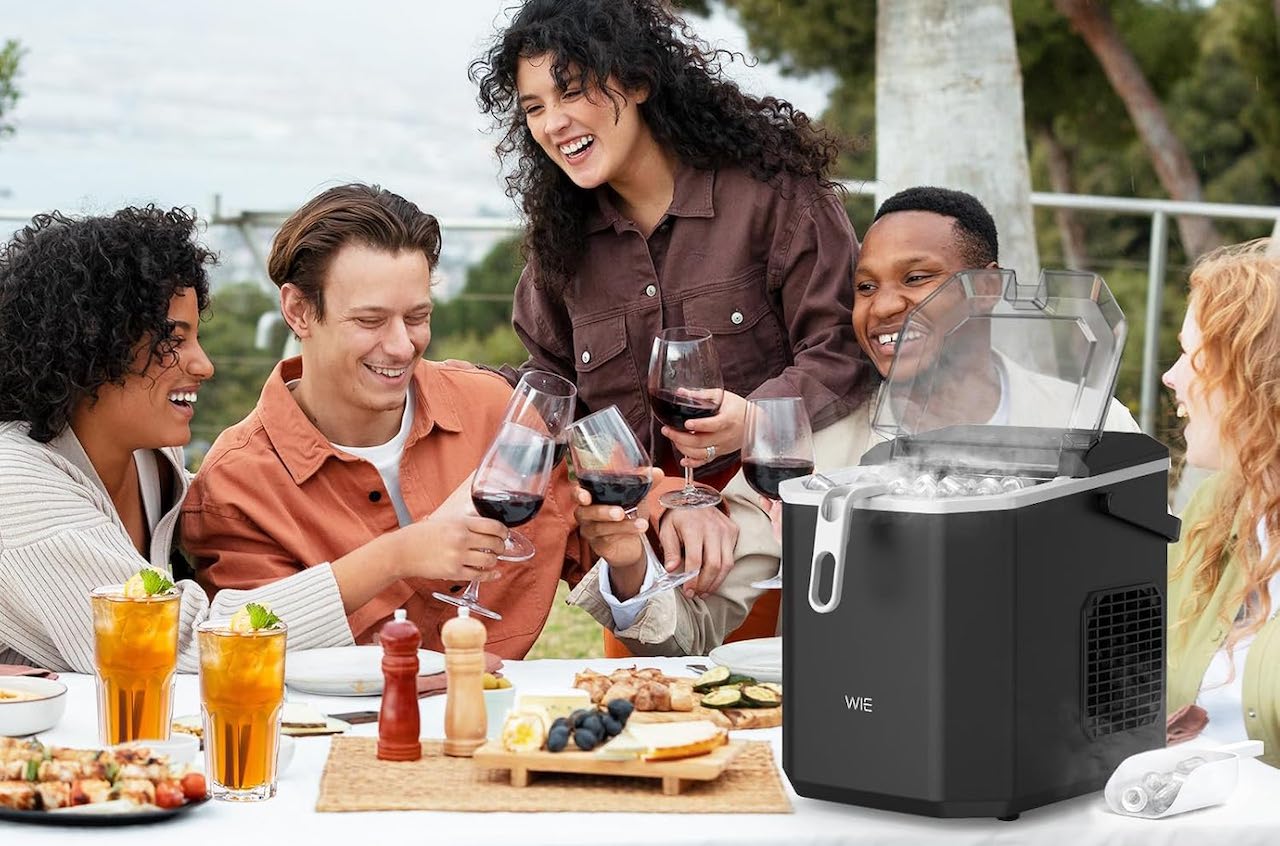 Des amis qui prennent l'apéro ensemble et qui utilisent une machine à glaçons.