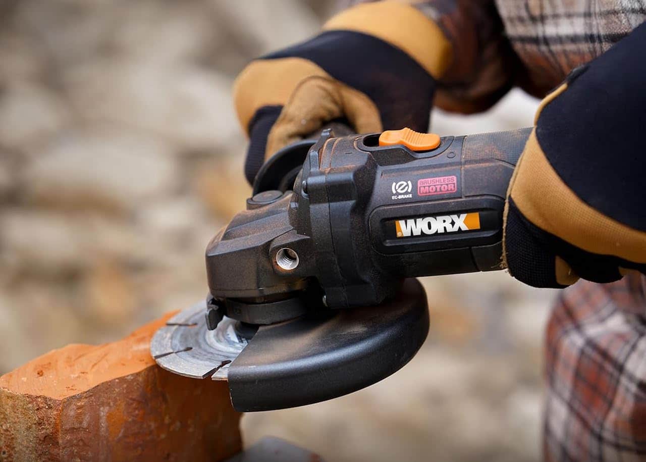 Un homme qui utilise une meuleuse d'angle de la marque WORX.