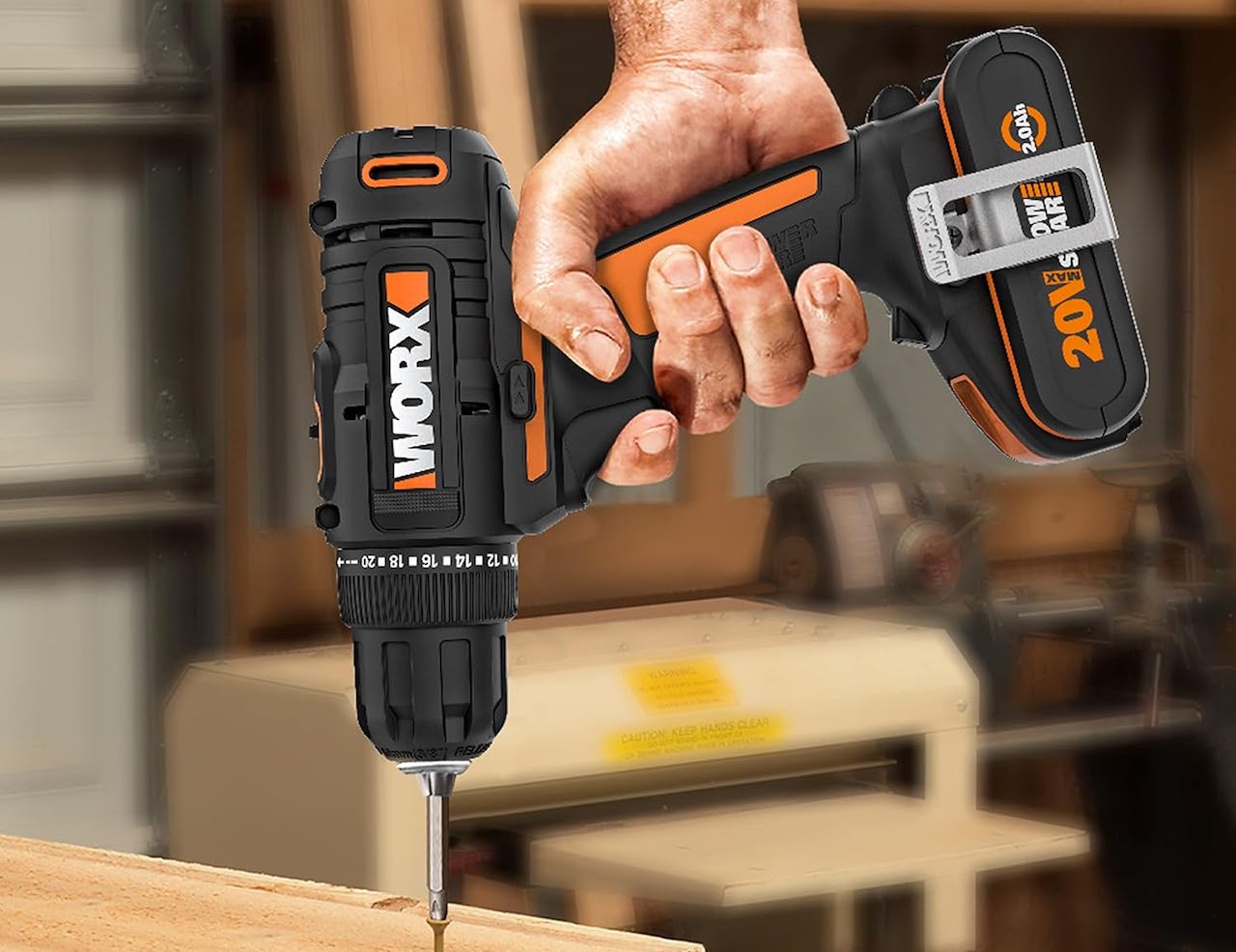Une perceuse-visseuse de la marque WORX.
