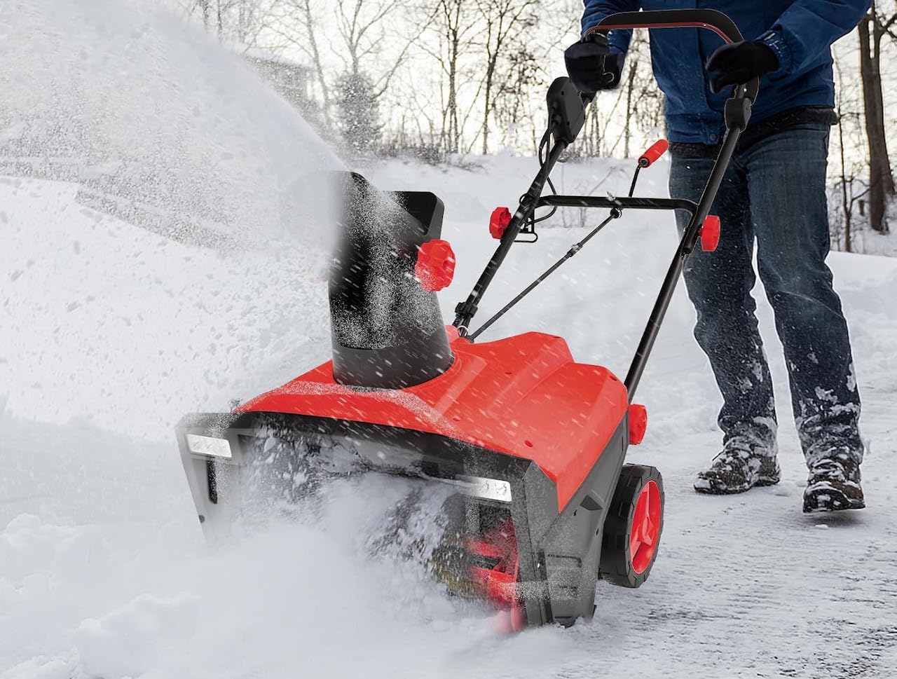 Un homme qui utilise une déneigeuse.