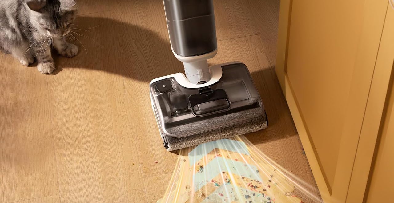 Un aspirateur laveur de chez Roborock.