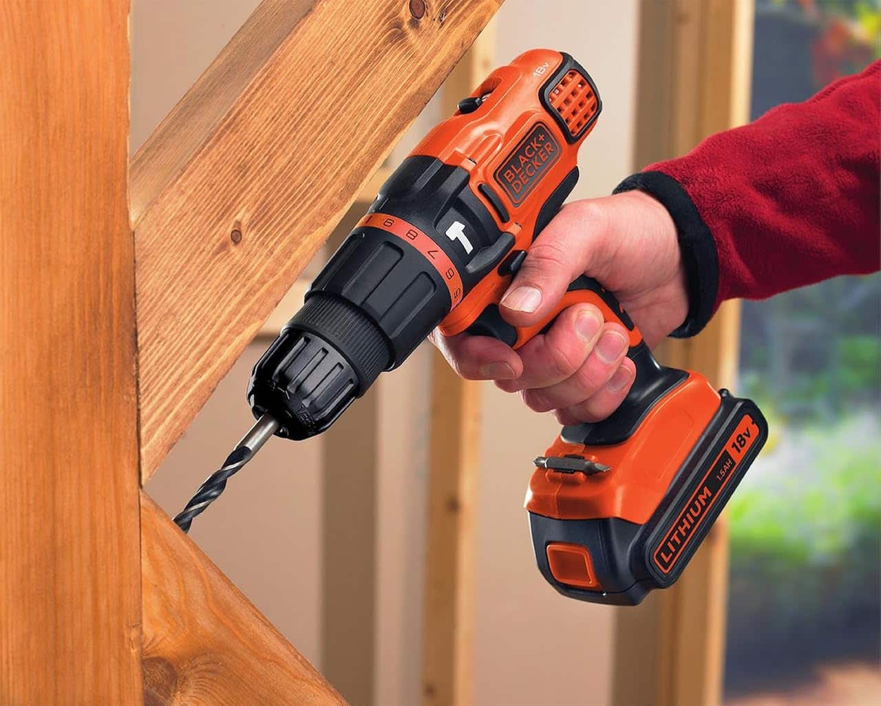 Une perceuse à percussion sans fil de la marque Black+Decker.