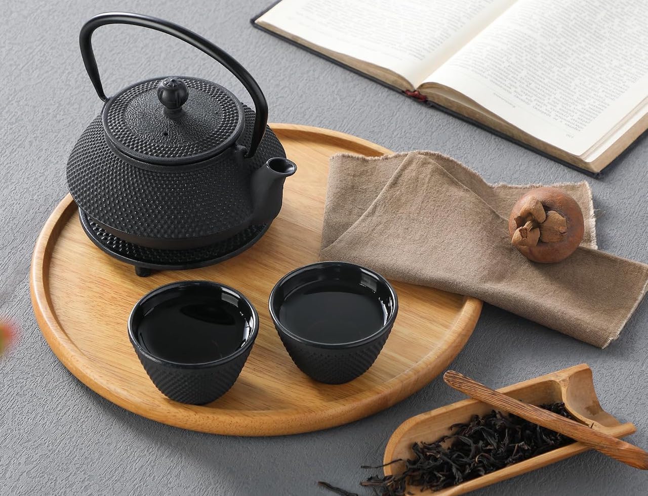 Une théière en fonte traditionnelle.