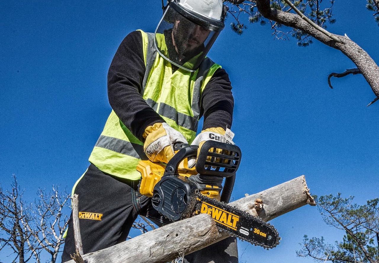 Un homme qui utilise une tronçonneuse de la marque DeWalt.