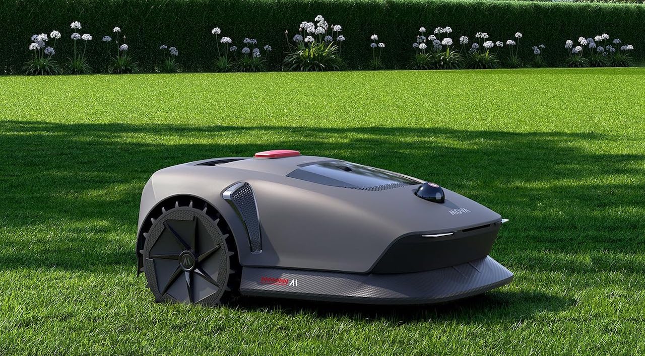 Un robot tondeuse sur du gazon.