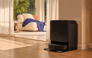 Un robot aspirateur de la marque Roborock dans un salon.