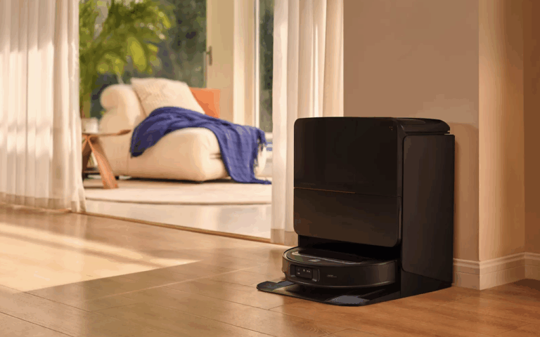 Un robot aspirateur de la marque Roborock dans un salon.