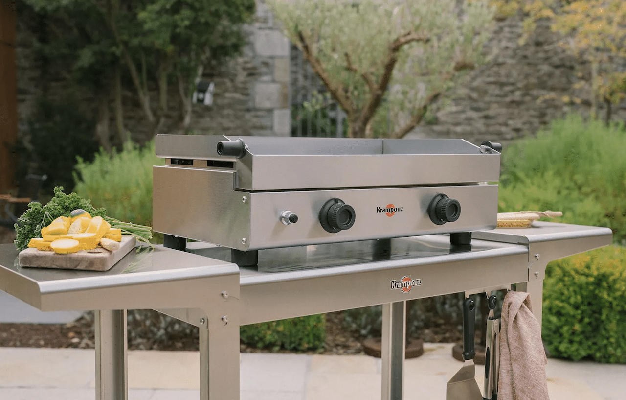 Une plancha électrique de la marque Krampouz sur une terrasse.