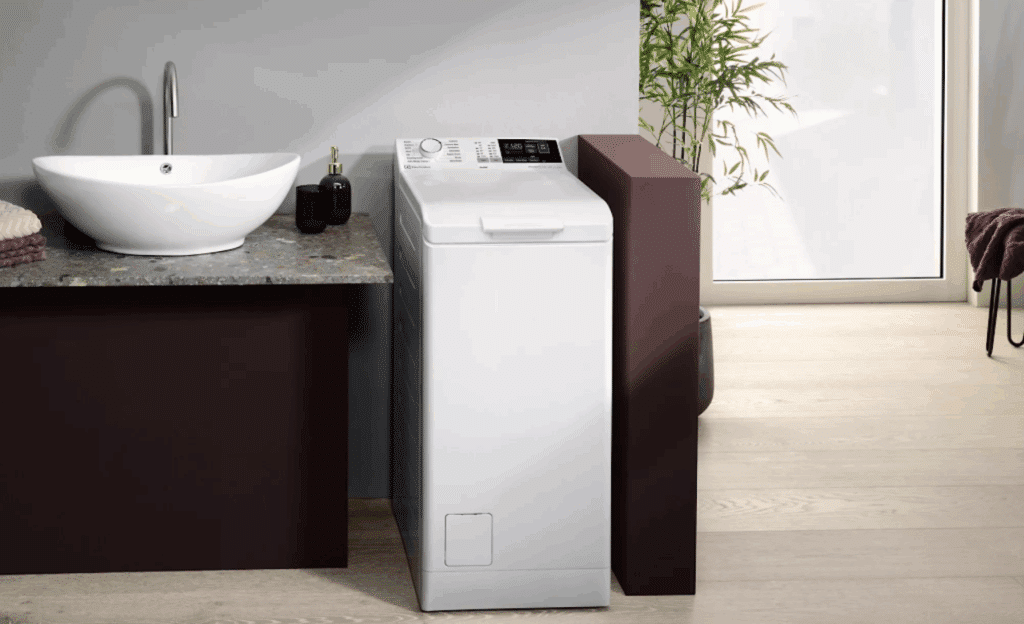 Une buanderie avec un lave-linge top.