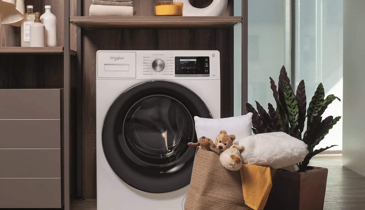 Une buanderie avec un lave-linge ultra silencieux.