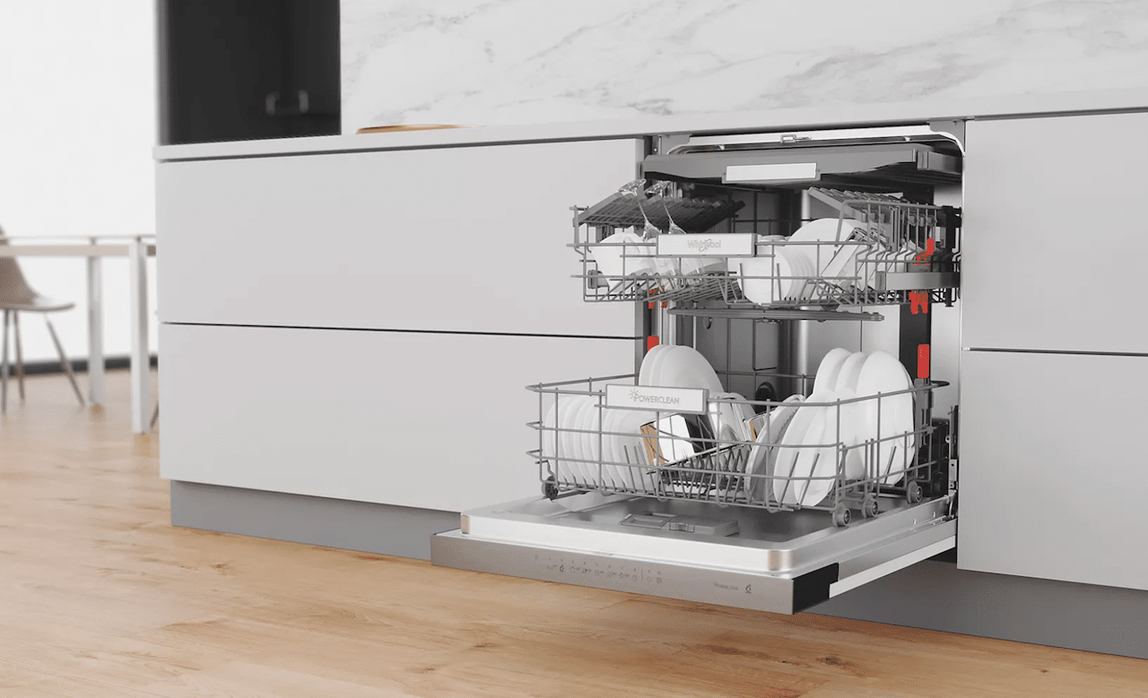 Une cuisine moderne avec un lave-vaisselle Whirlpool.