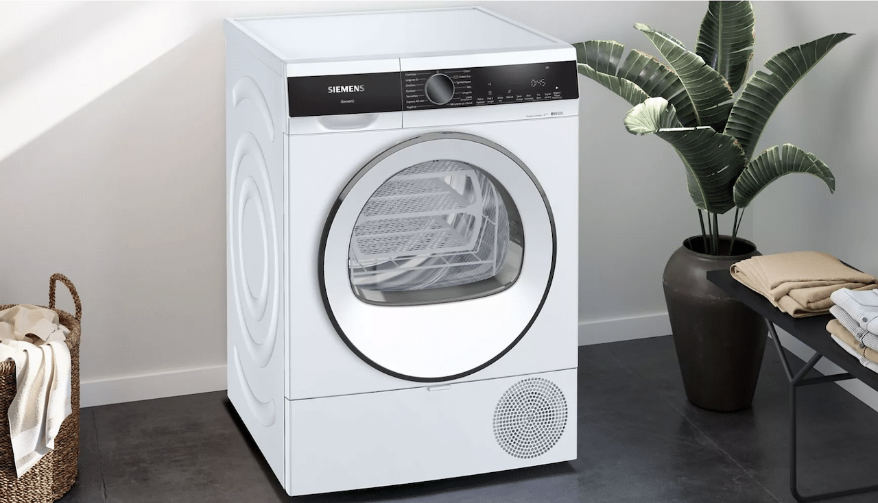 Un sèche-linge dans une buanderie.