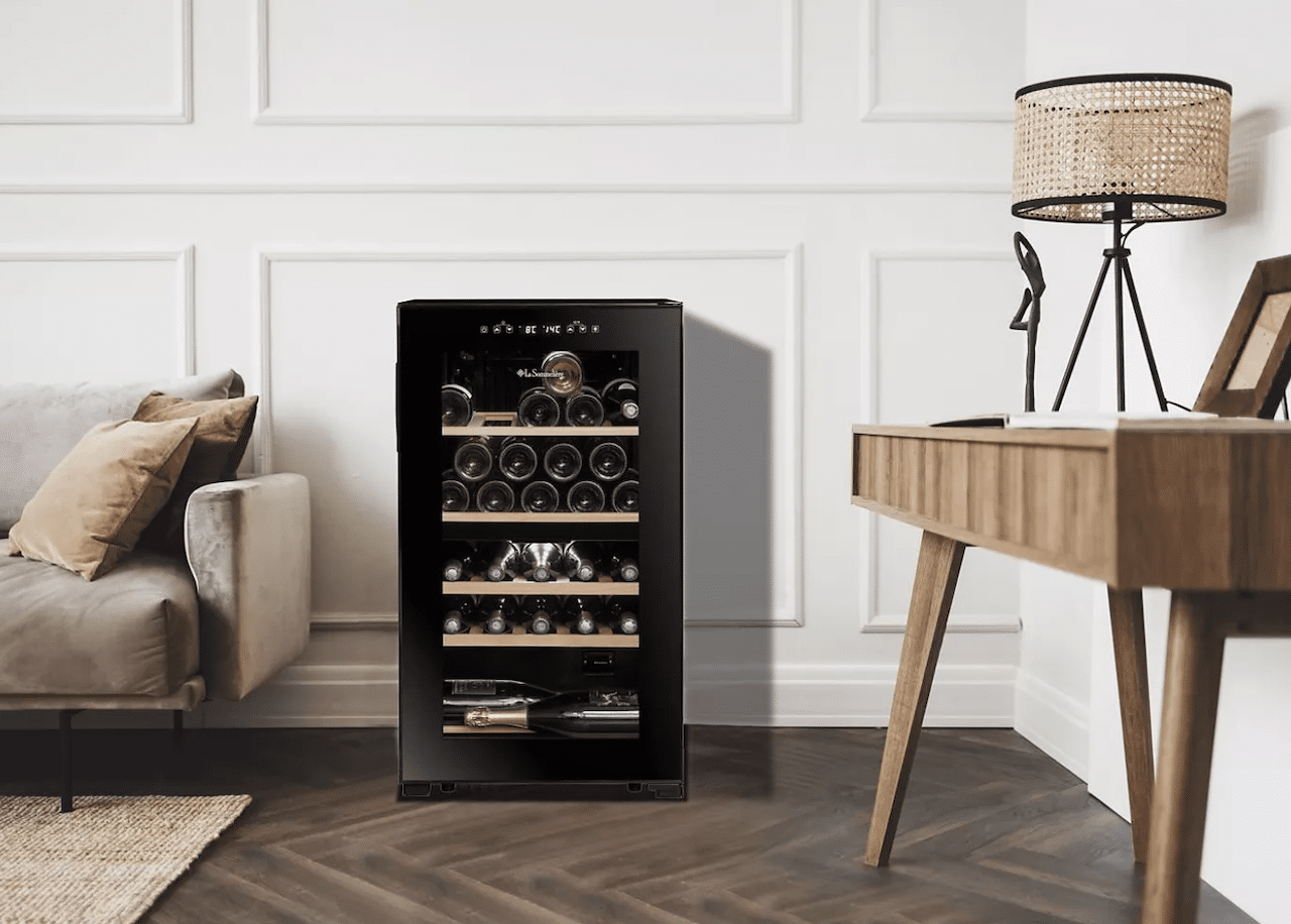Un salon moderne avec une cave à vin de service.